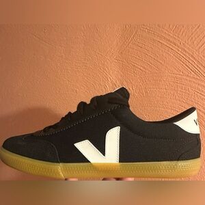 Veja Volley black and white
